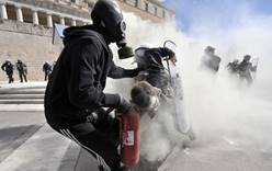 Полиция Греции травила толпы газом