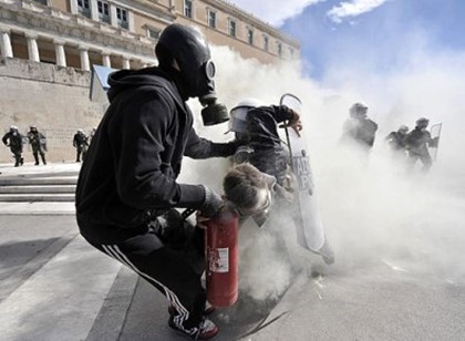 Полиция Греции травила толпы газом