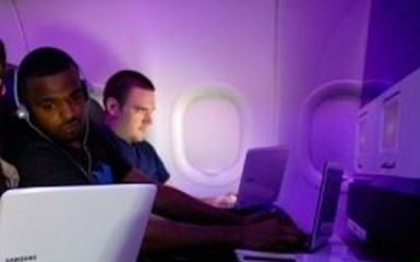 Пассажира самолета поймали за просмотром запрещенного порно