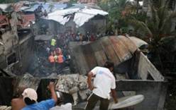 Самолет, упавший на филиппинскую школу убил 13 человек
