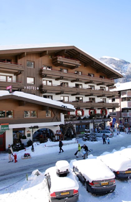 На австрийском горнолыжном курорте загорелся отель