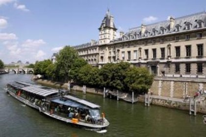 Вместо автобусов в Париже запустят речные трамваи