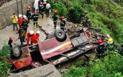 Автобус с туристами сорвался в ущелье в Китае
