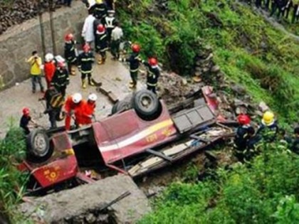 Автобус с туристами сорвался в ущелье в Китае