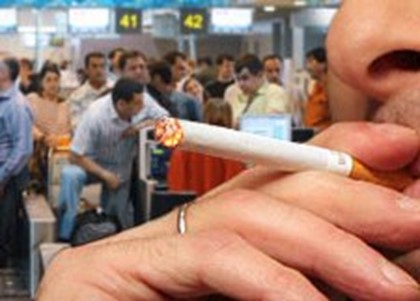 Адвоката оштрафовали на €2000 за курение в аэропорту