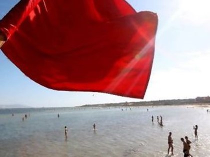 На пляжах с красным флагом купальщиков будут штрафовать