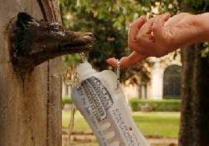 Туристы наполнят эко-бутылки чистой водой римских фонтанов