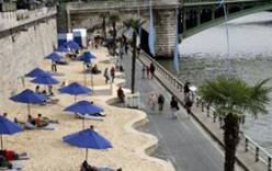 В центре Парижа открыли бесплатный пляж