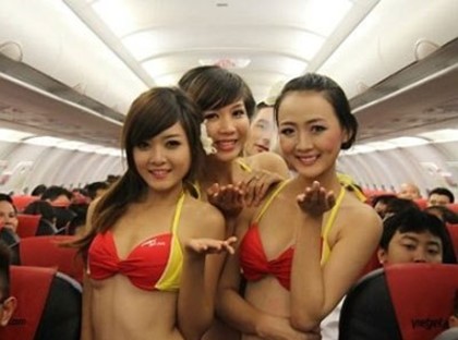 Авиакомпанию оштрафовали за танцы в бикини