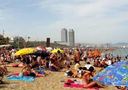 На испанских пляжах все труднее отдыхать из-за запретов