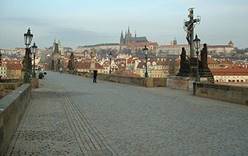 Туристов в Праге уведут с Карлова моста