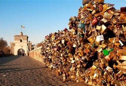 С римского моста убрали «замки любви»
