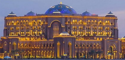 Эмират Абу-Даби попал в книгу рекордов Гиннеса с самыми дорогими в мире гостиничным номером и рождественской елкой