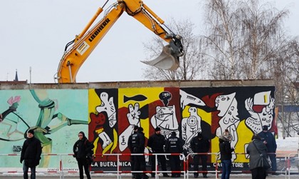 Продолжается демонтаж Берлинской стены