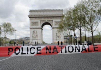 Взрывное устройство в Париже не найдено