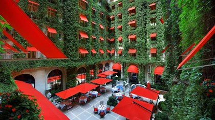 Легендарному парижскому отелю Plaza Athénée предстоит расширение