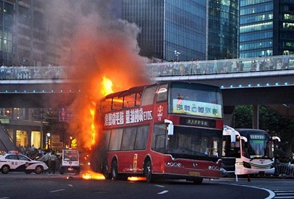 В Китае сгорел туристический автобус