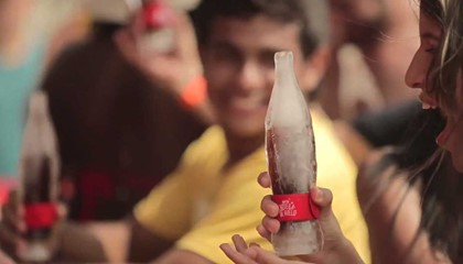 На колумбийских пляжах колу пьют из ледяных бутылок