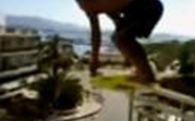Прыжки с балкона в бассейн - развлечение туристов в Испании