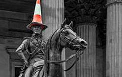 Статуя Веллингтона, шотландский юмор и бессилие властей