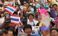 В Бангкоке штурмуют правительственные здания