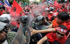 В Таиланде оппозиционеры идут штурмом на здание правительства