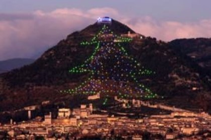В Италии зажглась самая большая новогодняя елка