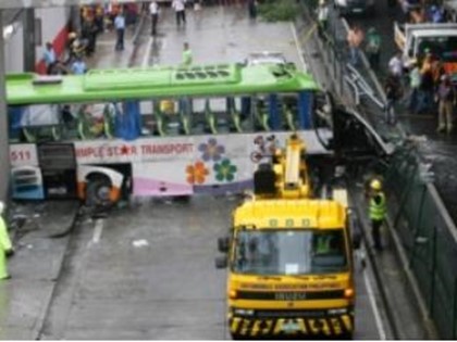 На Филиппинах с эстакады упал автобус, погиб 21 человек