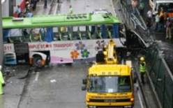 На Филиппинах с эстакады упал автобус, погиб 21 человек
