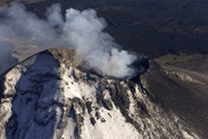 На Суматре в Индонезии началось извержение вулкана