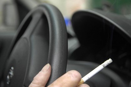 Парламент Великобритании запретил курение в автомобиле при детях