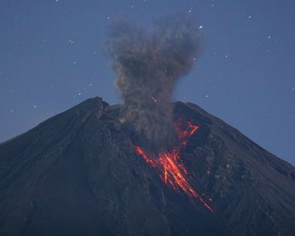 В Индонезии эвакуировано 200 000 человек из-за извержения вулкана