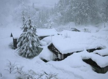 В Японии из-за снежных завалов тысячи семей заблокированы в своих домах