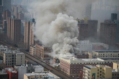 В Нью-Йорке в результате взрыва обрушились два многоэтажных здания