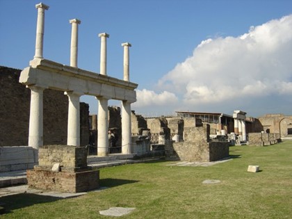 В Помпеях турист попытался похитить античную мозаику