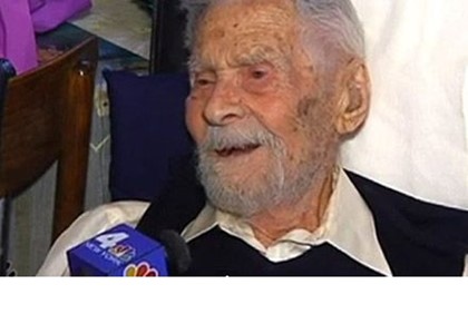 В Нью-Йорке на 112 году жизни скончался самый пожилой мужчина в мире