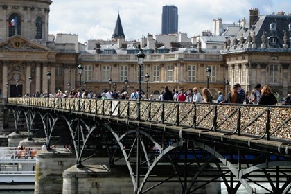 В Париже под тяжестью любви обрушился мост Искусств