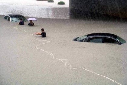 Наводнение в Болгарии: 13 человек погибли, тысячи туристов заблокированы