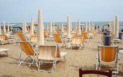 На пляжах Венеции введена “страховка” от плохой погоды
