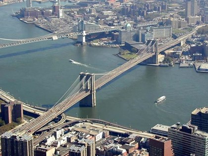В Нью-Йорке обрушилась фасадная часть Бруклинского моста