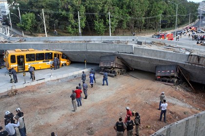В Бразилии недалеко от стадиона эстакада обрушилась на автобус, 2 человека погибли, 19 ранены