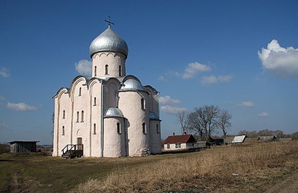 У новгородского храма XII века неизвестные возвели незаконные постройки