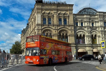 В Казани двухэтажный туристический автобус провалился в яму
