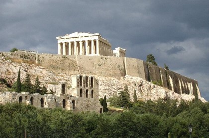 Российские туристы разгромили Акрополь