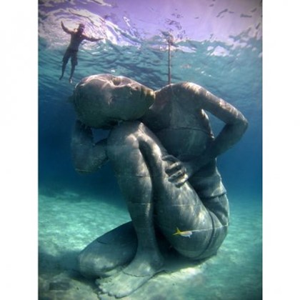 На Багамах установлена самая большая подводная скульптура в мире