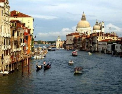 Власти Венеции не будут штрафовать туристов за “шумные” чемоданы