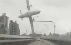 В Тайване пассажирский лайнер рухнул в реку. Видео