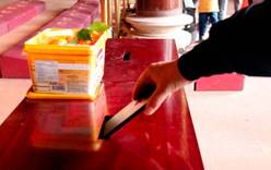 Китайский турист пытался пожертвовать монахам iPhone 6