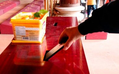 Китайский турист пытался пожертвовать монахам iPhone 6