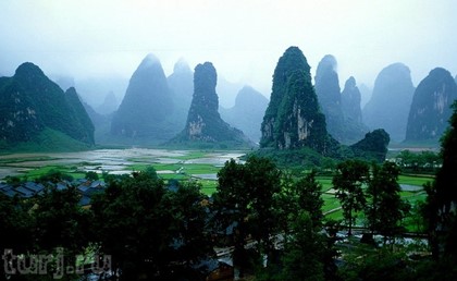 В Китае туристы попали под камнепад